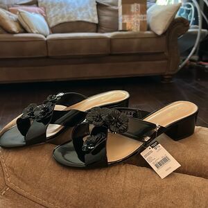 Jaclyn‎ Smith Tabitha Black Open-Toe Sandals with Flower Accents. Size 9.5. NWT